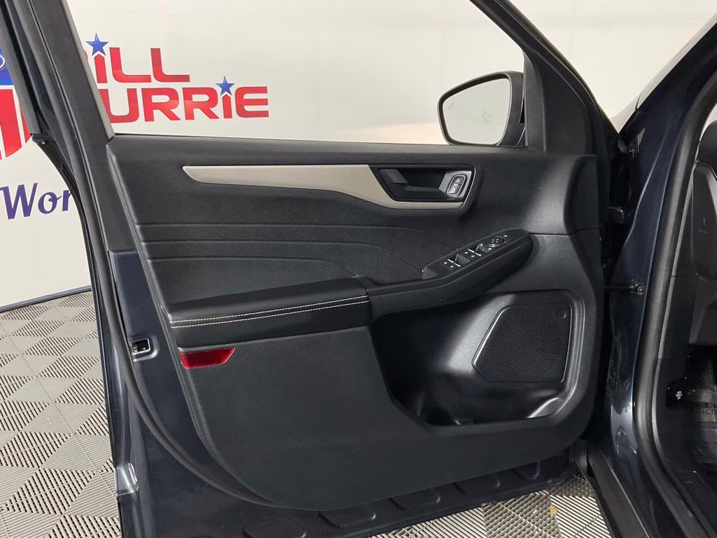 2022 Blue Metallic Ford Escape SE FWD SUV