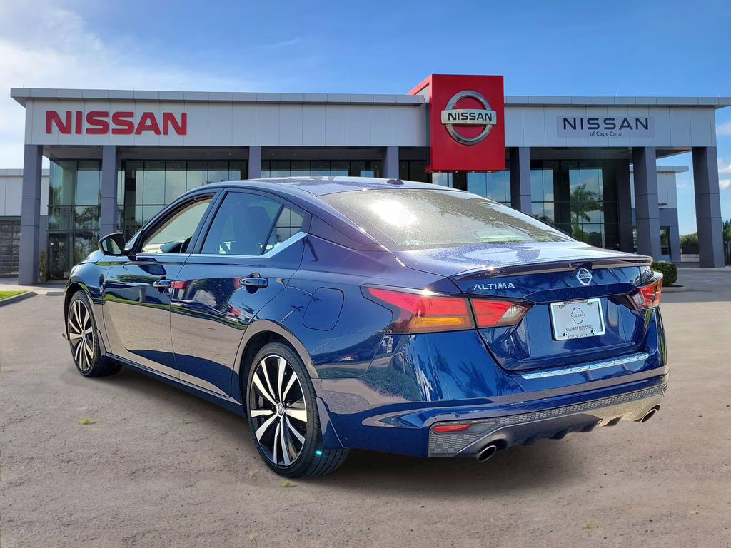2022 Deep Blue Pearl Nissan Altima 2.5 SR FWD Sedan
