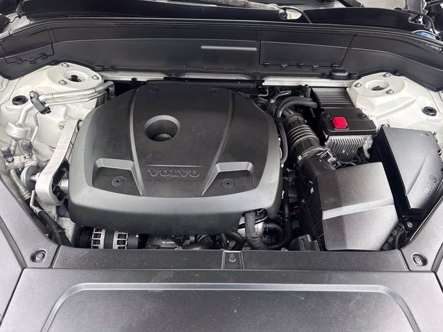 2020 White Volvo XC90 T6 Momentum AWD SUV