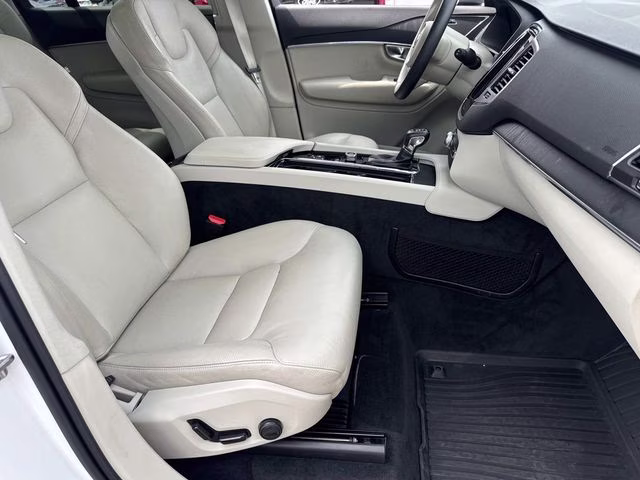 2020 White Volvo XC90 T6 Momentum AWD SUV