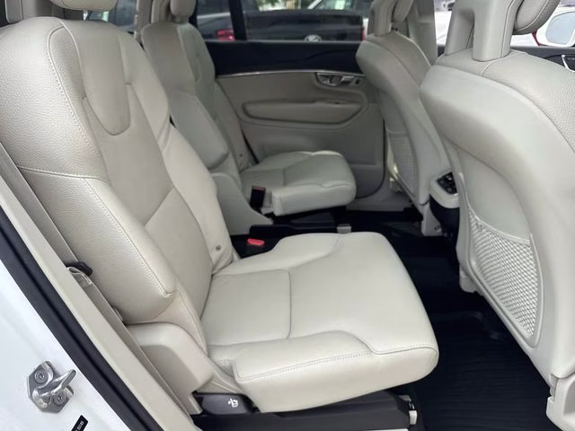 2020 White Volvo XC90 T6 Momentum AWD SUV