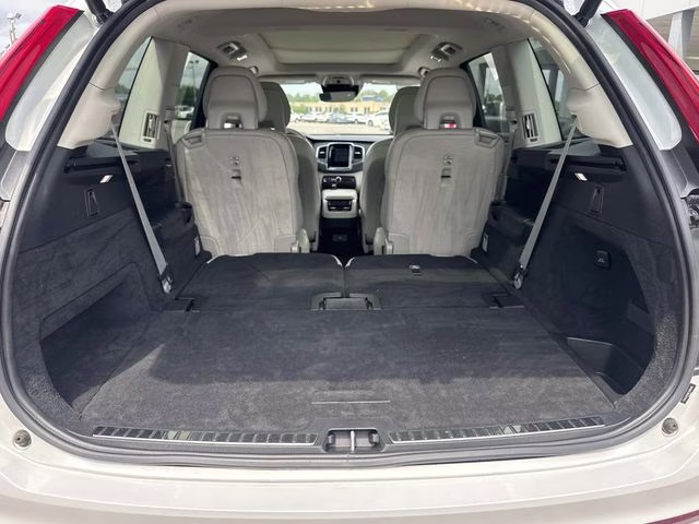 2020 White Volvo XC90 T6 Momentum AWD SUV