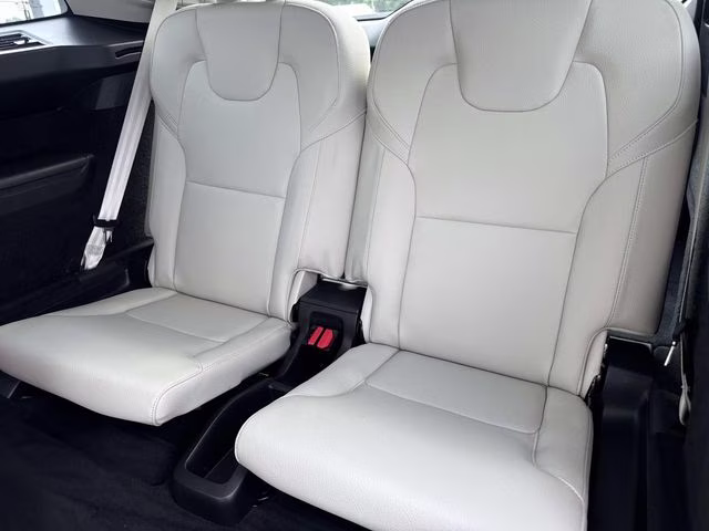 2020 White Volvo XC90 T6 Momentum AWD SUV