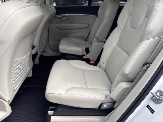 2020 White Volvo XC90 T6 Momentum AWD SUV