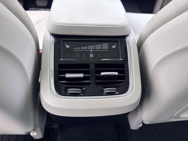 2020 White Volvo XC90 T6 Momentum AWD SUV