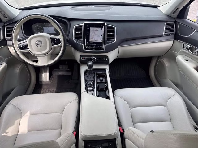 2020 White Volvo XC90 T6 Momentum AWD SUV