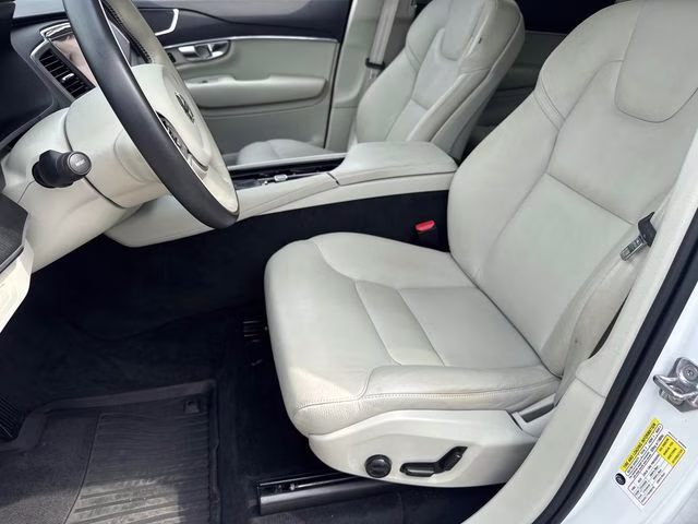 2020 White Volvo XC90 T6 Momentum AWD SUV