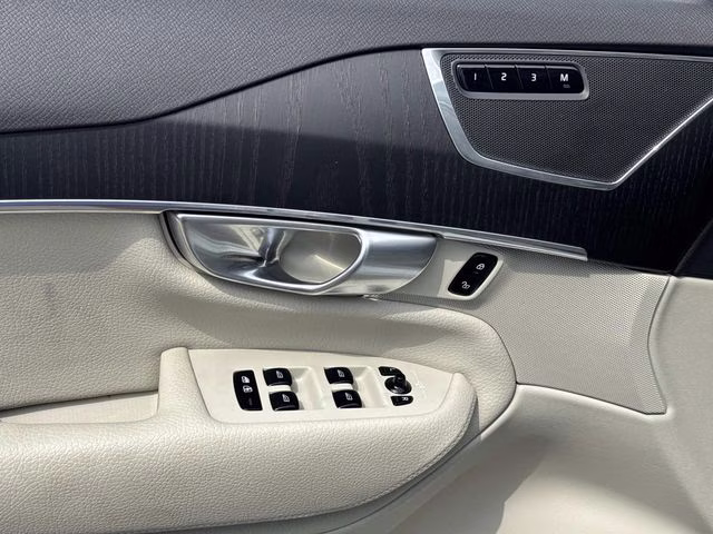 2020 White Volvo XC90 T6 Momentum AWD SUV