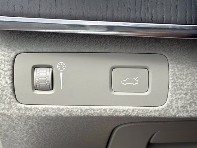 2020 White Volvo XC90 T6 Momentum AWD SUV