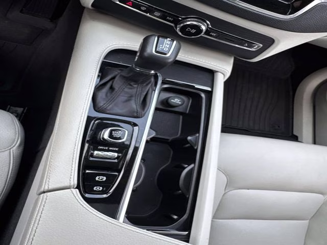2020 White Volvo XC90 T6 Momentum AWD SUV