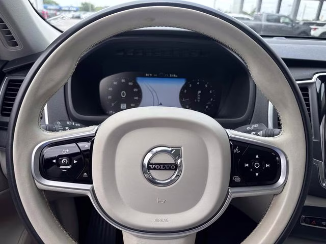 2020 White Volvo XC90 T6 Momentum AWD SUV