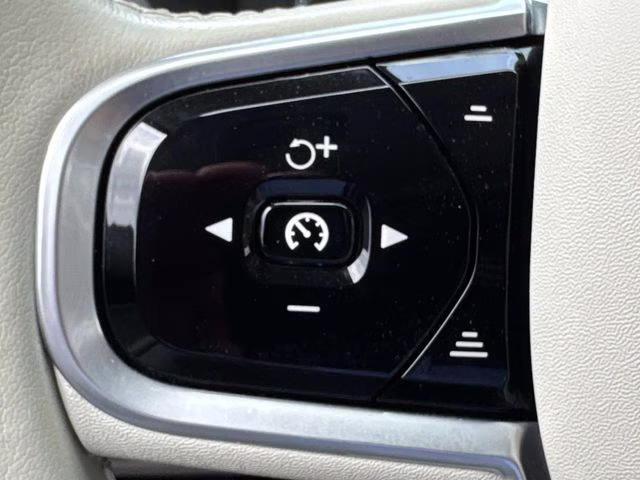 2020 White Volvo XC90 T6 Momentum AWD SUV