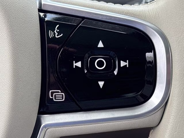 2020 White Volvo XC90 T6 Momentum AWD SUV