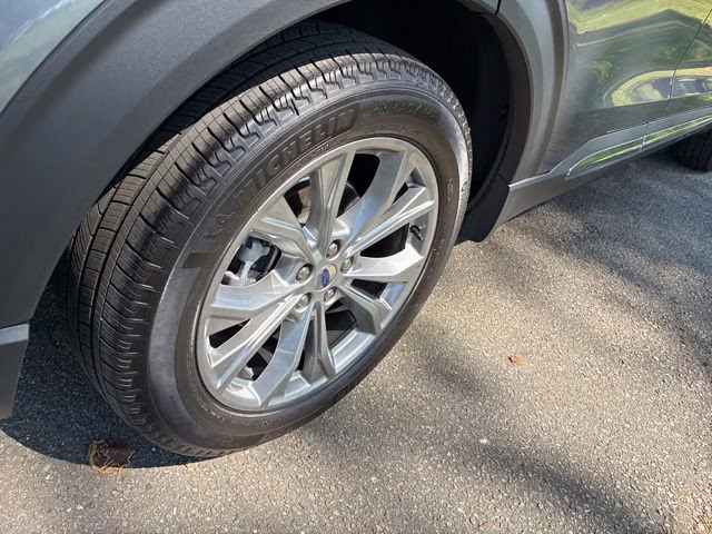 2024 Gray Metallic Ford Explorer XLT RWD SUV