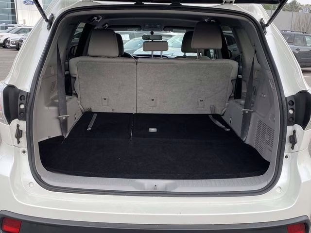 2016 Blizzard Pearl Toyota Highlander LE V6 FWD SUV