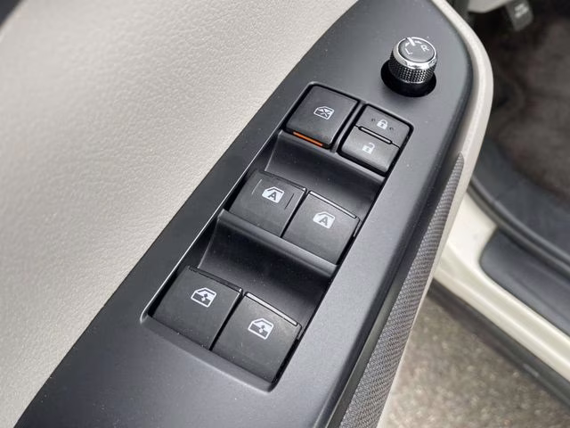 2016 Blizzard Pearl Toyota Highlander LE V6 FWD SUV