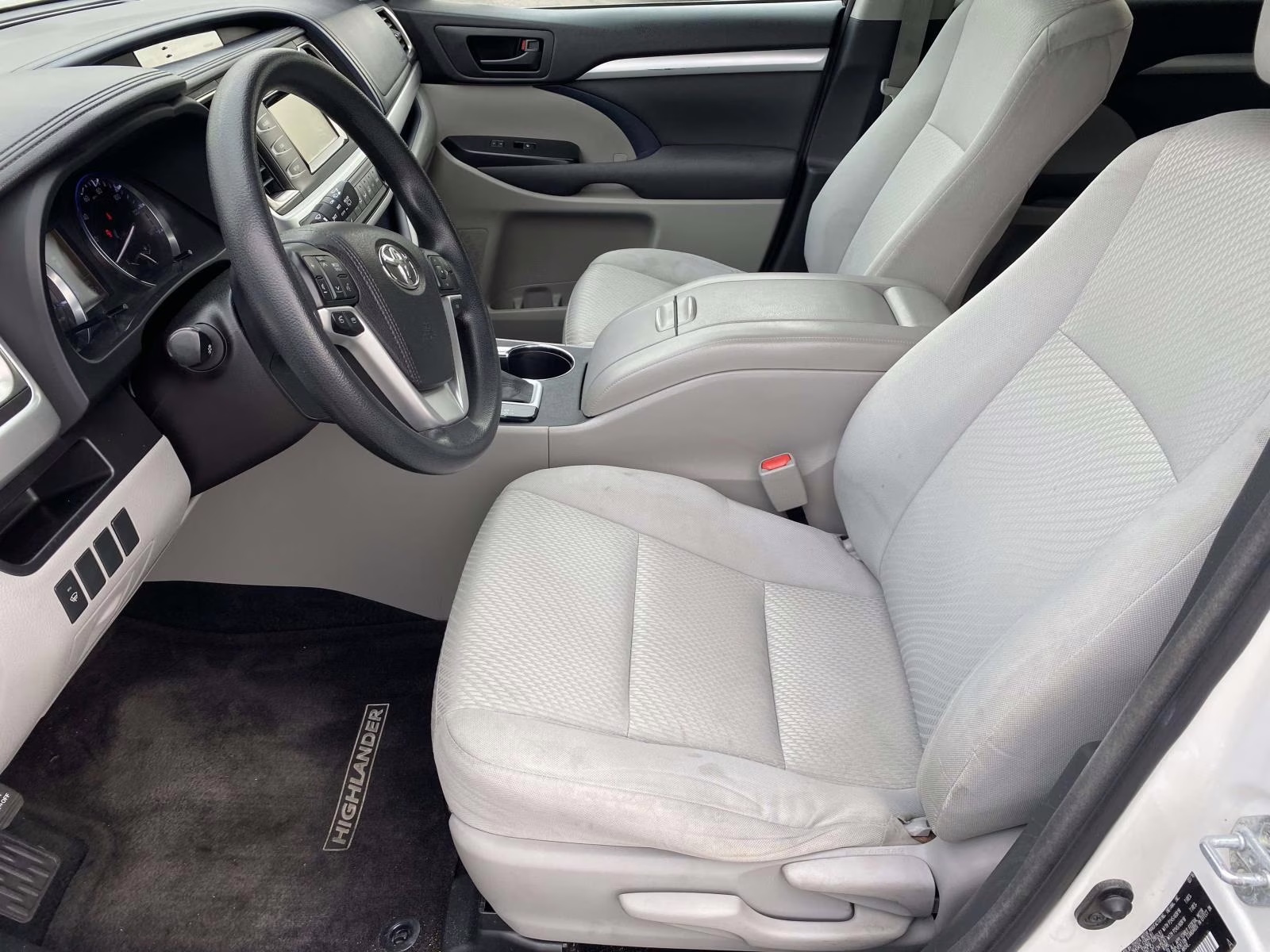 2016 Blizzard Pearl Toyota Highlander LE V6 FWD SUV