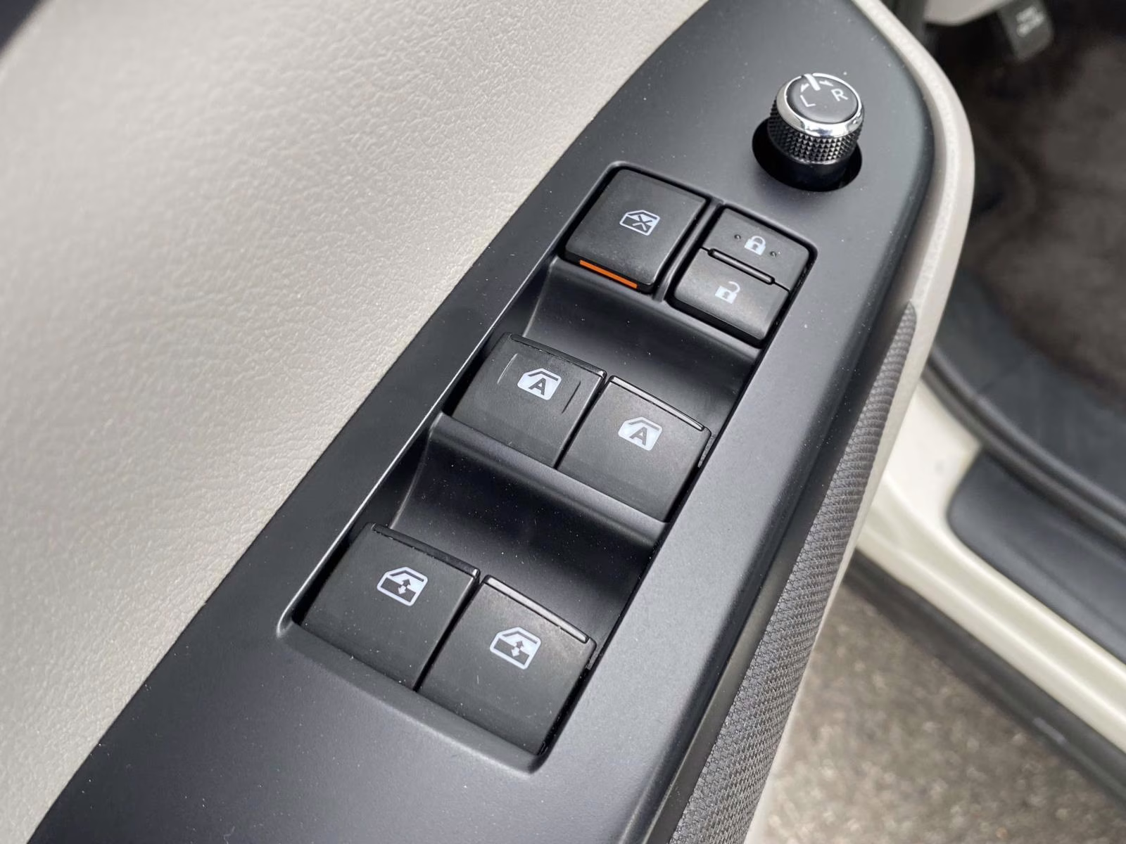 2016 Blizzard Pearl Toyota Highlander LE V6 FWD SUV