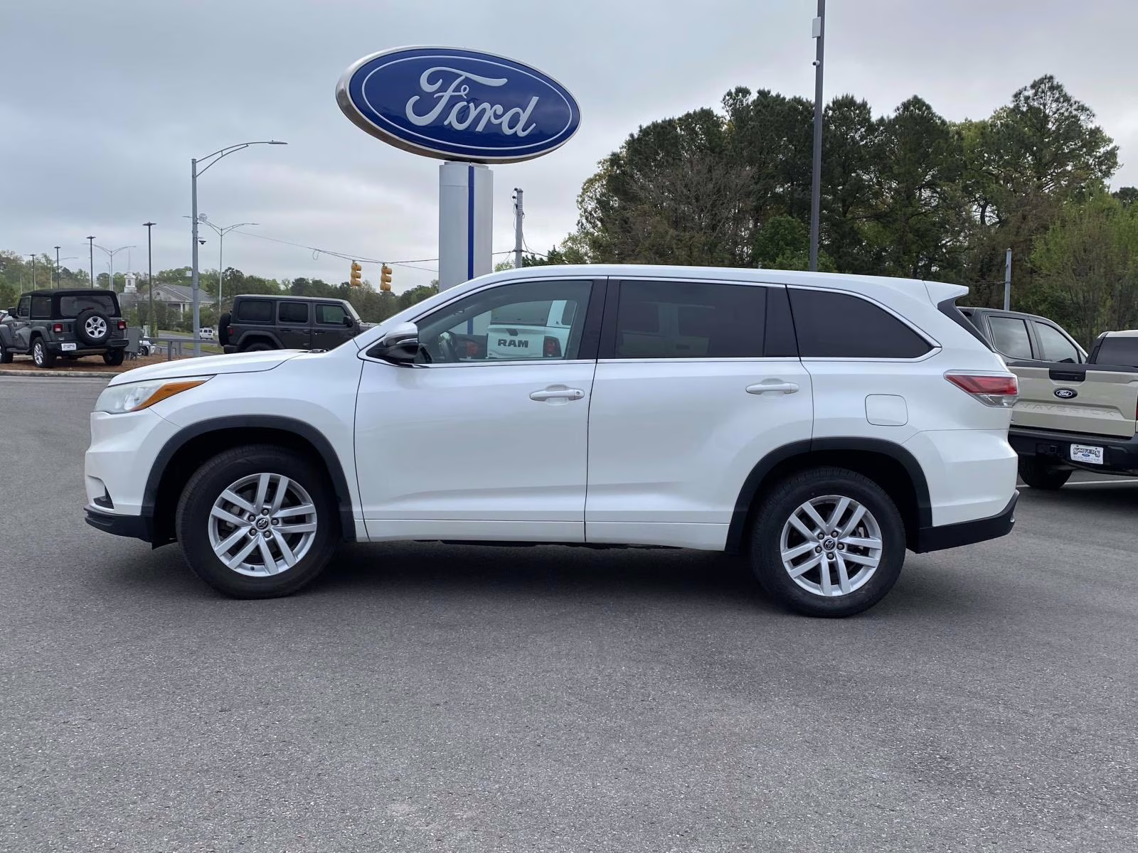 2016 Blizzard Pearl Toyota Highlander LE V6 FWD SUV