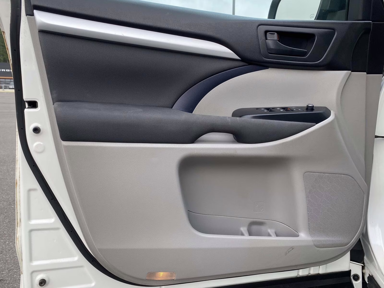 2016 Blizzard Pearl Toyota Highlander LE V6 FWD SUV