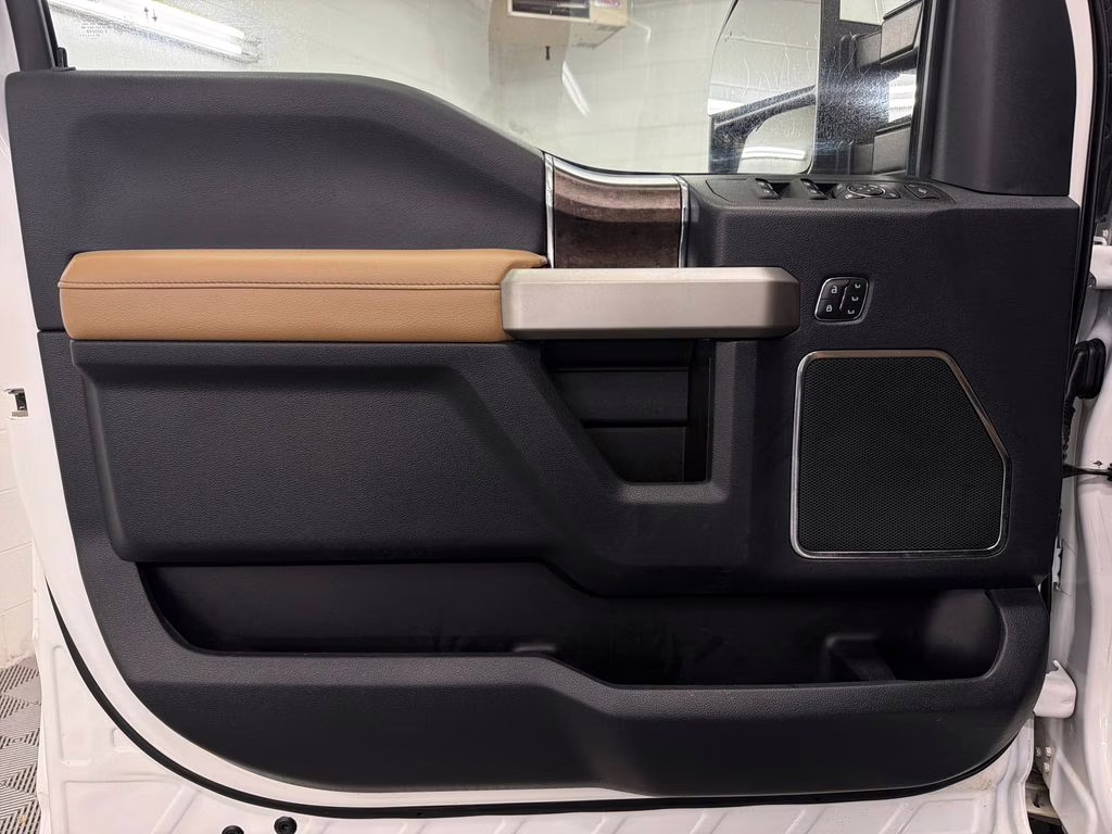 2022 Star White Metallic Tri-Coat Ford Super Duty F-250 SRW Lariat 4X4 Truck