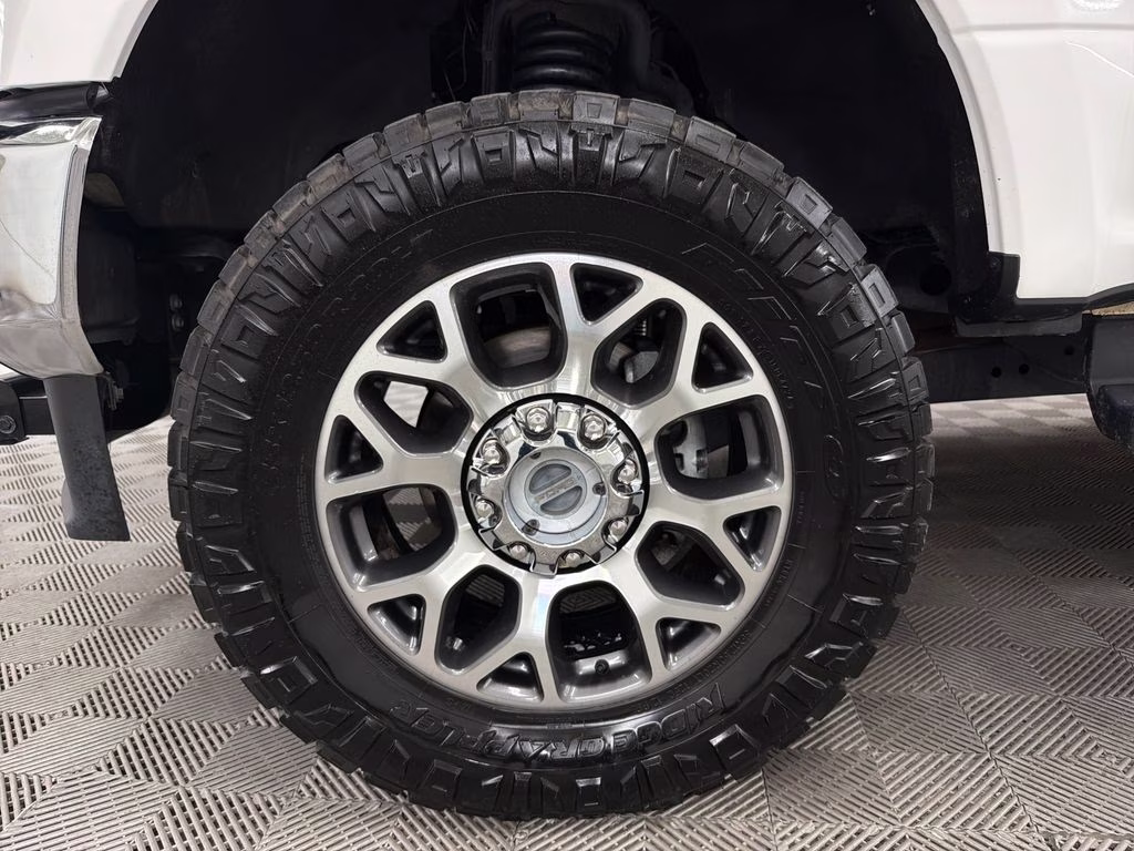 2022 White Metallic Ford Super Duty F-250 SRW Lariat 4X4 Truck