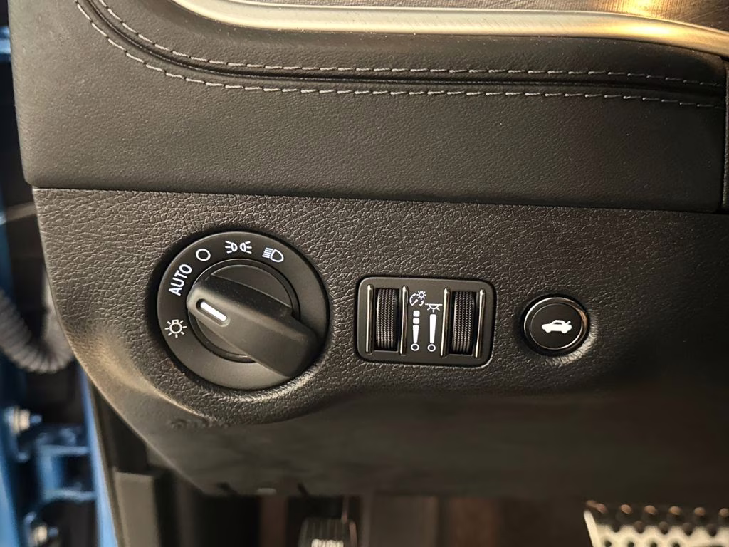 2023 B5 Blue Pearlcoat Dodge Charger R/T RWD Sedan