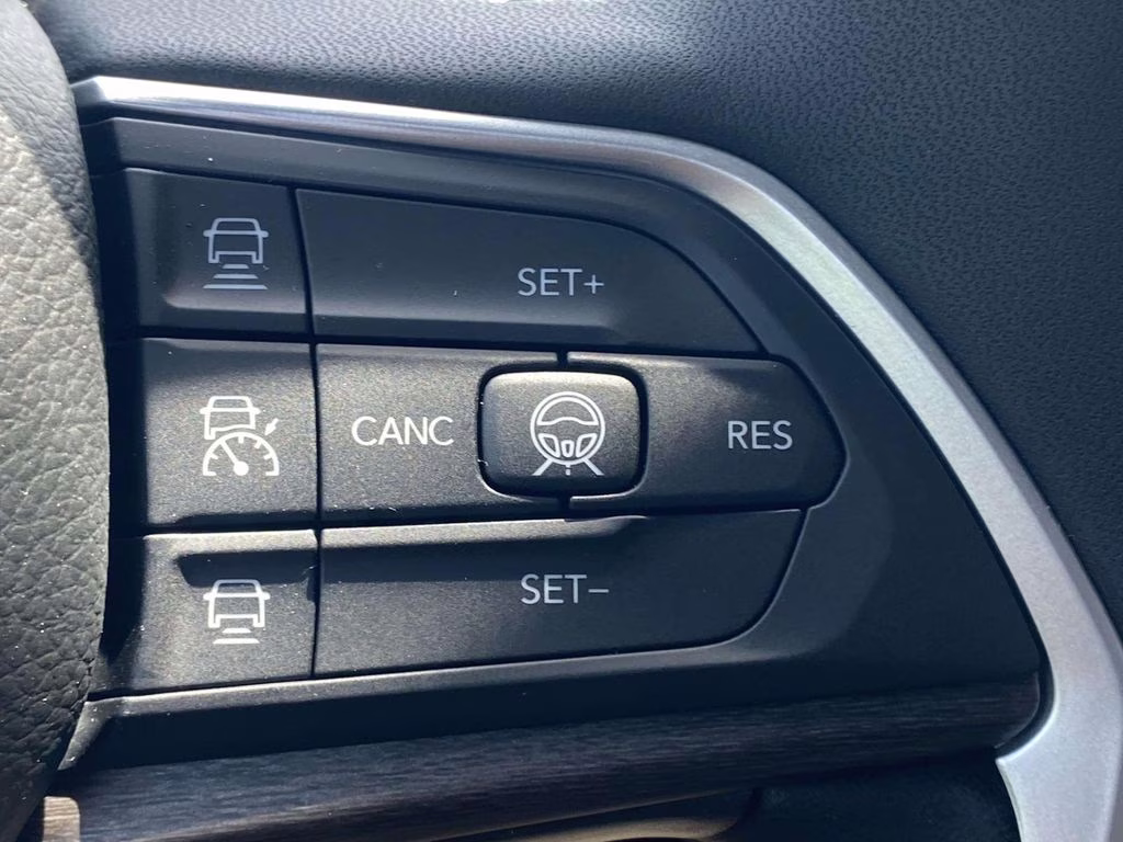 2026 Bright White Clearcoat Jeep Grand Cherokee L Laredo Altitude RWD SUV