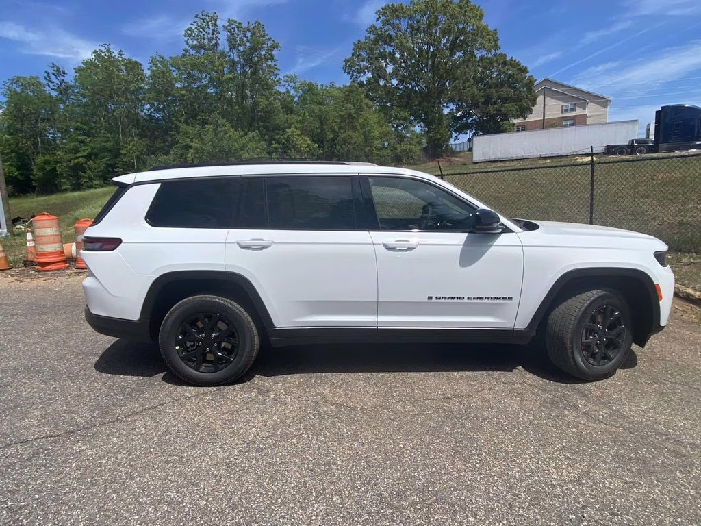 2026 Bright White Clearcoat Jeep Grand Cherokee L Laredo Altitude RWD SUV