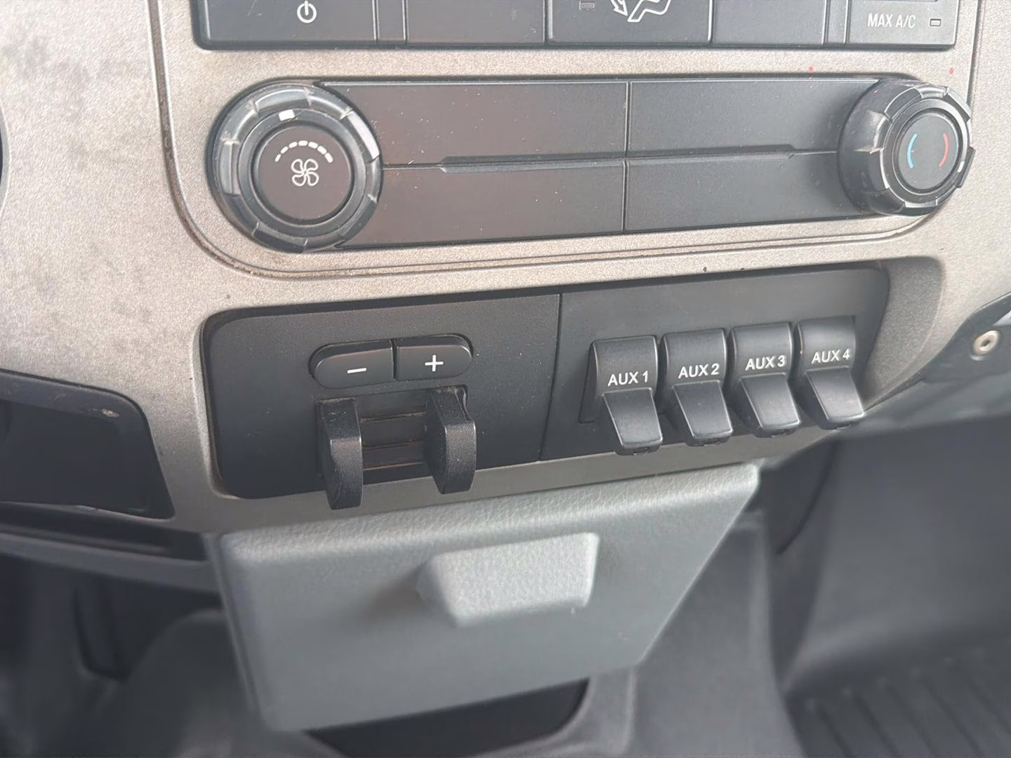 2016 WHITE Ford Super Duty F-350 DRW XLT 4X4 Truck