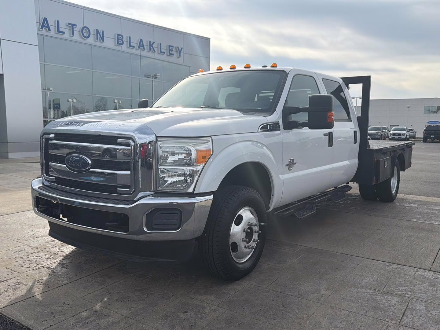 2016 WHITE Ford Super Duty F-350 DRW XLT 4X4 Truck