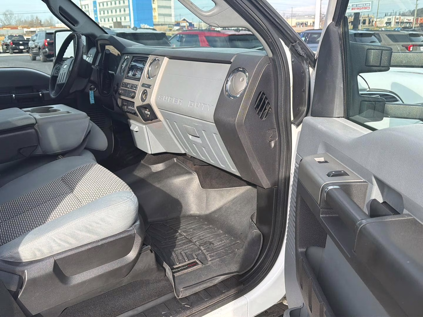 2016 WHITE Ford Super Duty F-350 DRW XLT 4X4 Truck