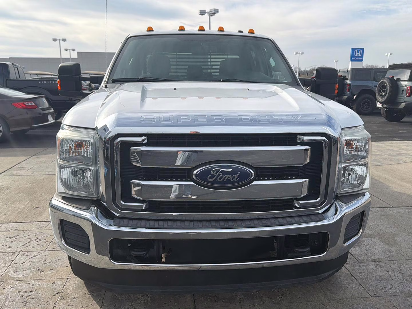 2016 WHITE Ford Super Duty F-350 DRW XLT 4X4 Truck