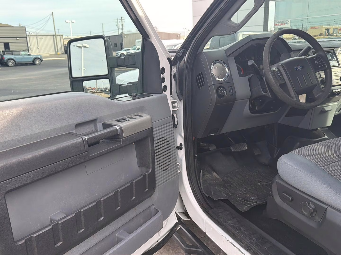 2016 WHITE Ford Super Duty F-350 DRW XLT 4X4 Truck