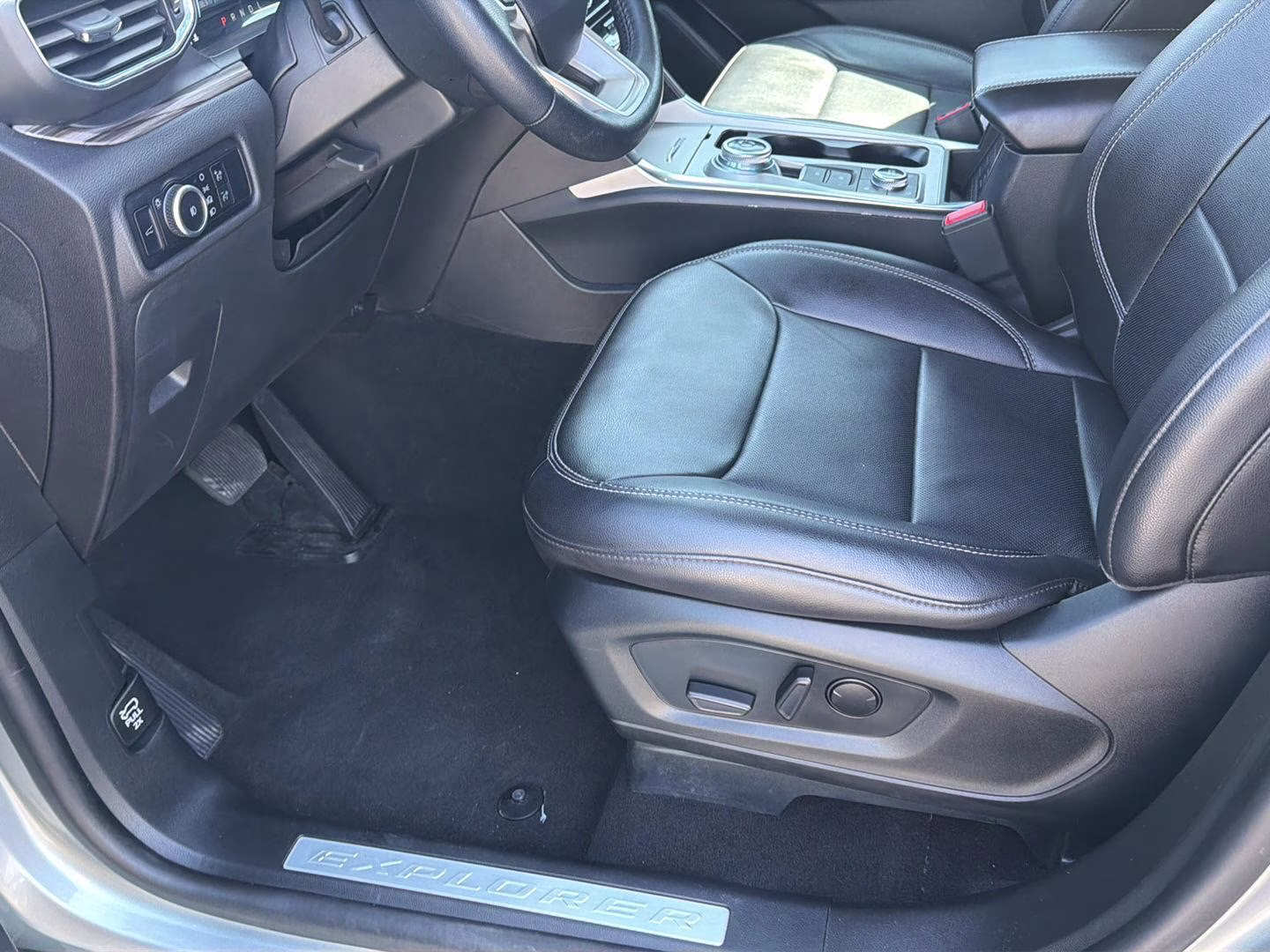 2023 Iconic Silver Ford Explorer Limited 4X4 SUV