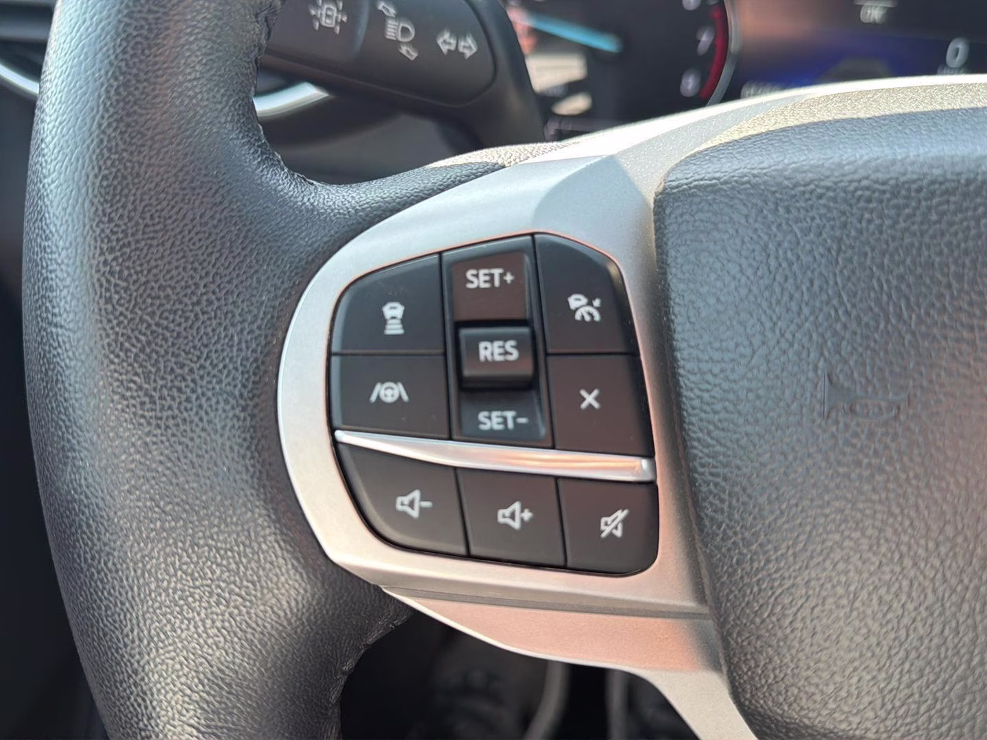 2023 Iconic Silver Ford Explorer Limited 4X4 SUV