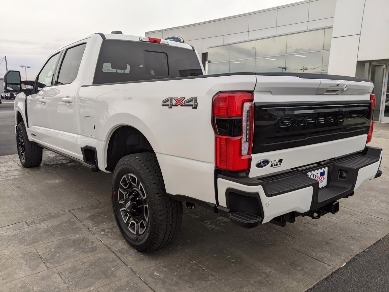 2026 Star White Metallic Tri-Coat Ford Super Duty F-350 SRW Platinum 4X4 Truck