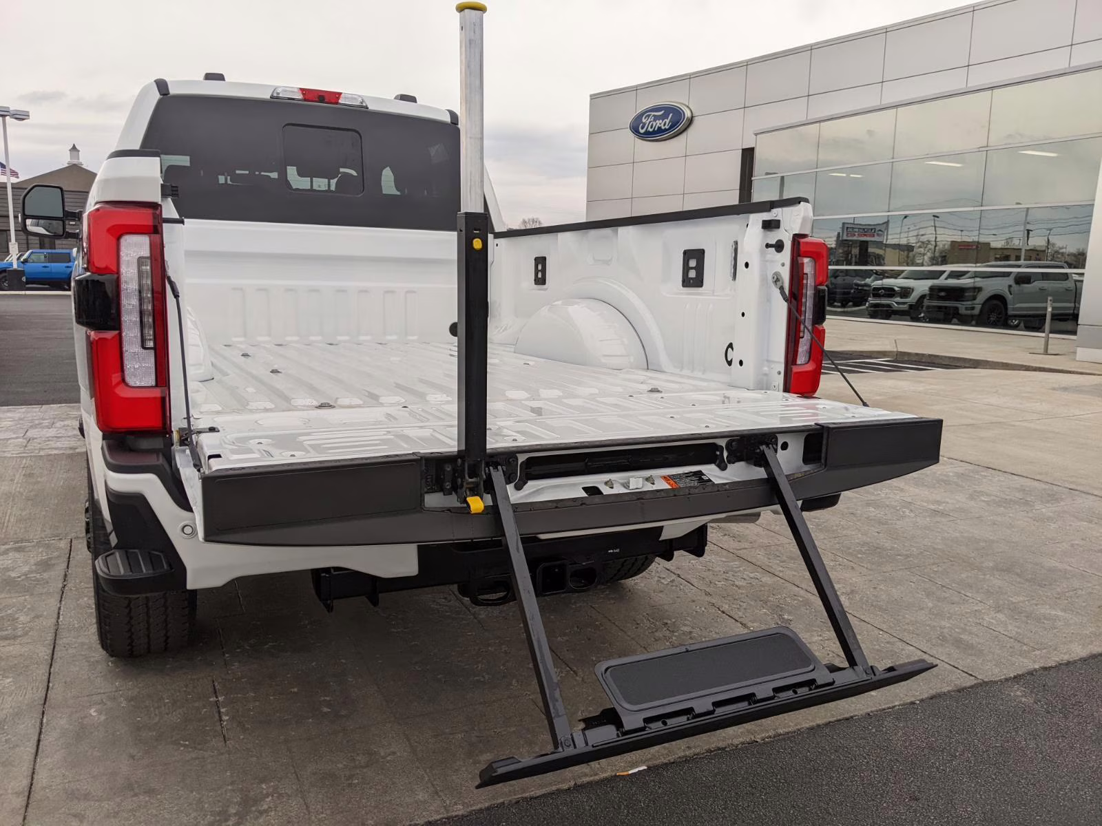 2026 Star White Metallic Tri-Coat Ford Super Duty F-350 SRW Platinum 4X4 Truck