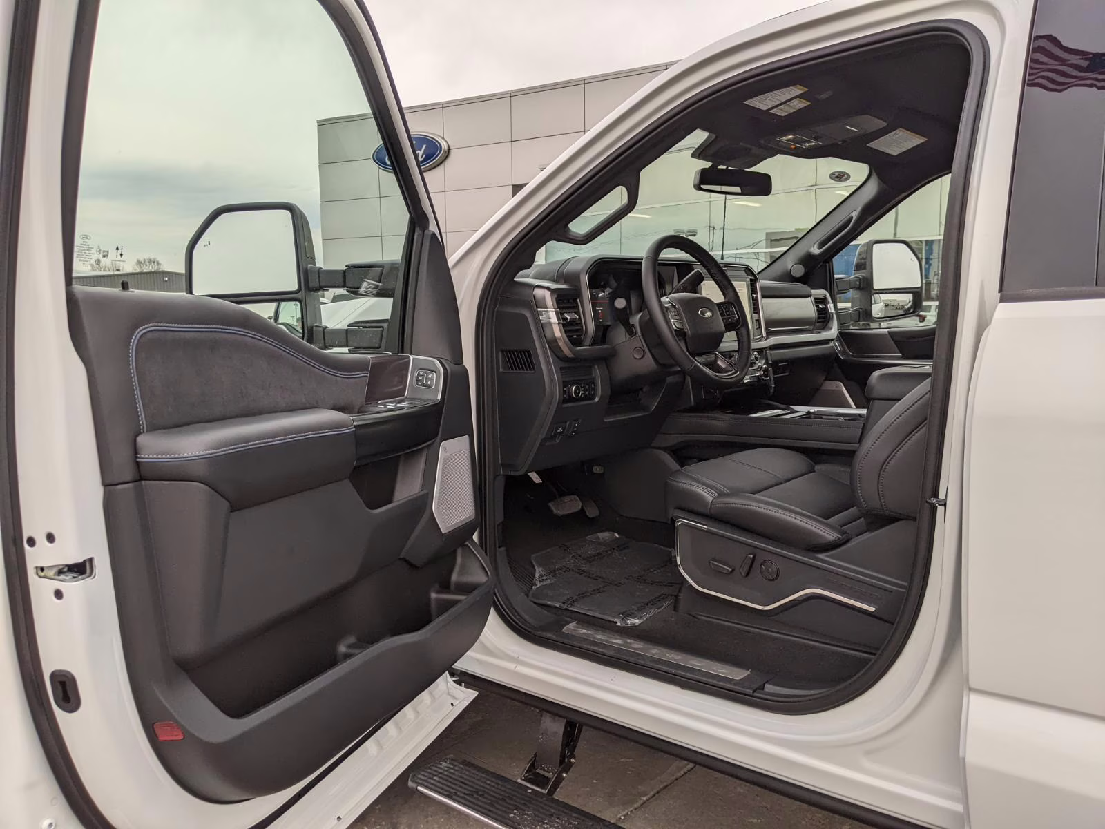 2026 Star White Metallic Tri-Coat Ford Super Duty F-350 SRW Platinum 4X4 Truck