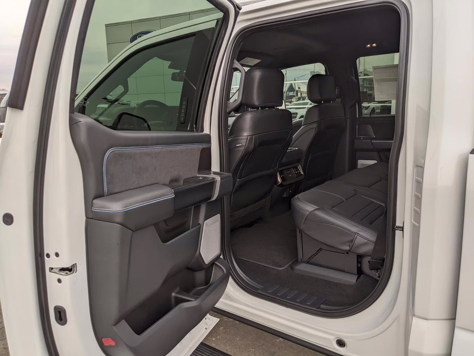 2026 Star White Metallic Tri-Coat Ford Super Duty F-350 SRW Platinum 4X4 Truck