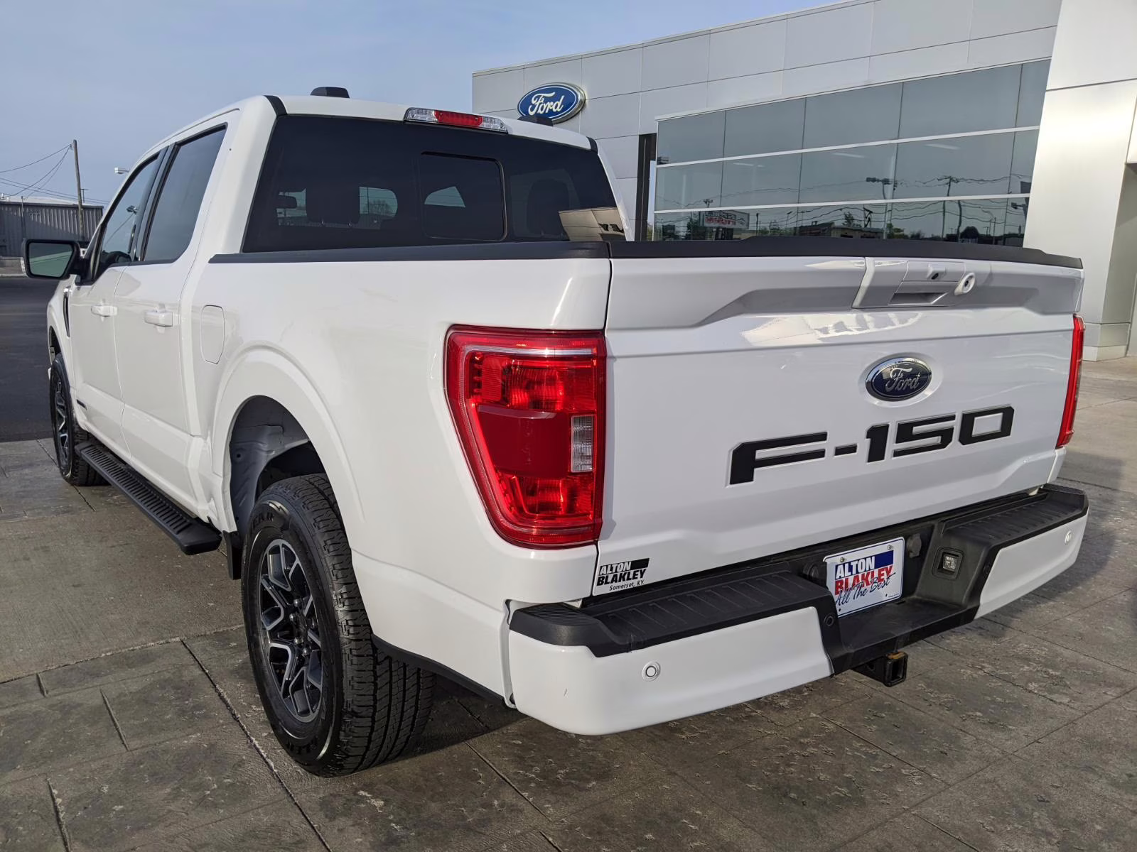 2023 Oxford White Ford F-150 XLT 4X4 Truck