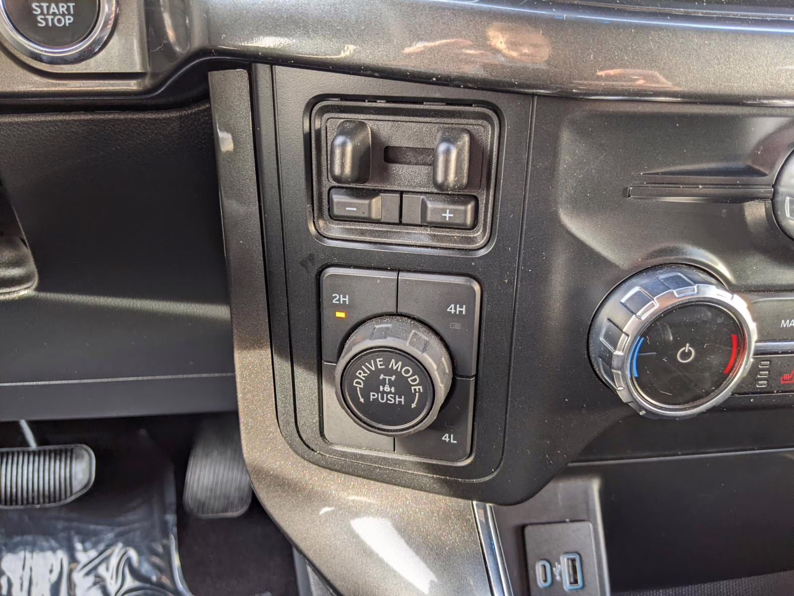 2023 Oxford White Ford F-150 XLT 4X4 Truck