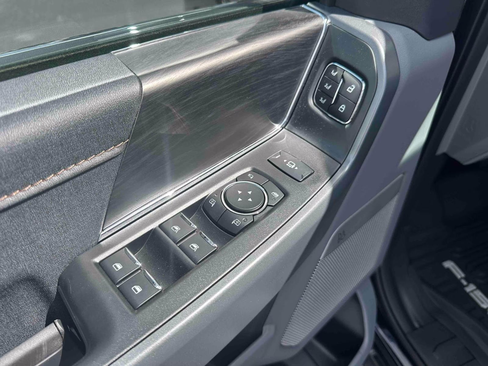 2025 AGATE BLACK METALLIC Ford F-150 LARIAT 4X4 Truck
