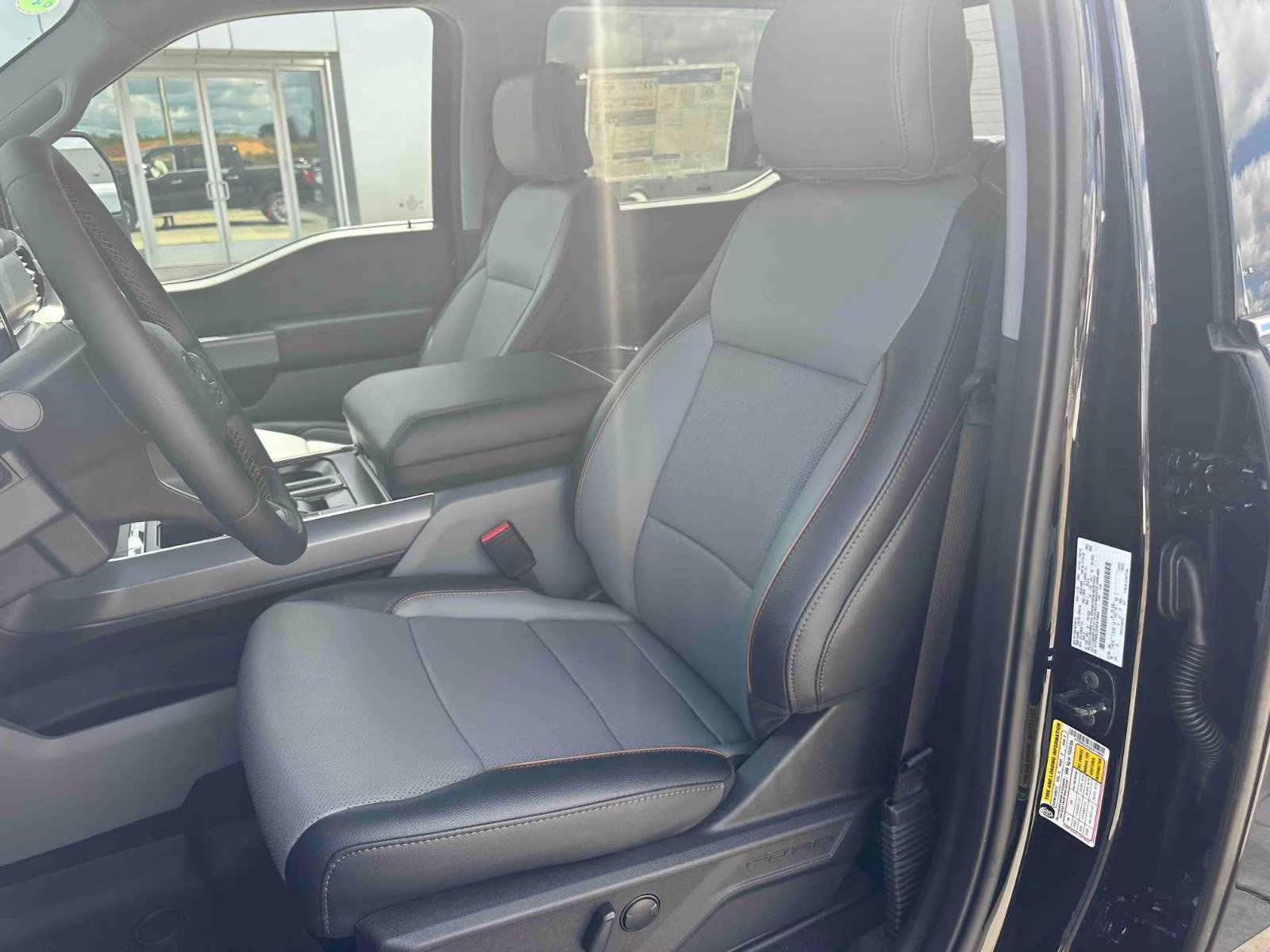 2025 AGATE BLACK METALLIC Ford F-150 LARIAT 4X4 Truck