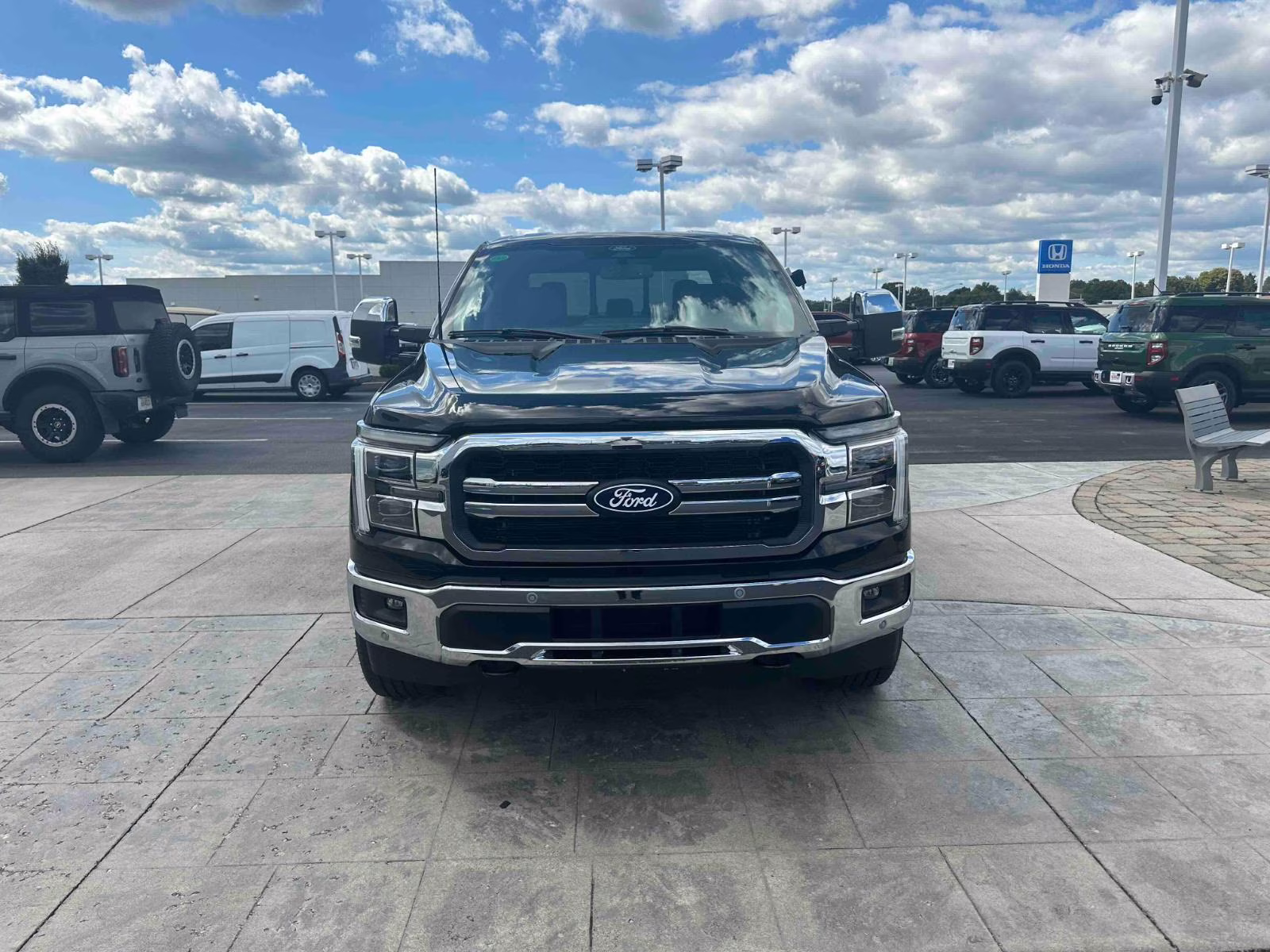 2025 AGATE BLACK METALLIC Ford F-150 LARIAT 4X4 Truck