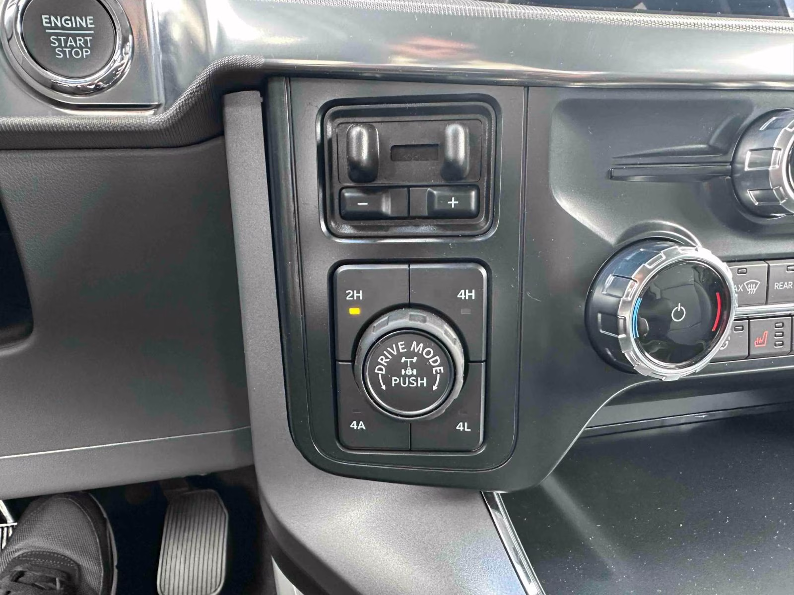 2025 AGATE BLACK METALLIC Ford F-150 LARIAT 4X4 Truck