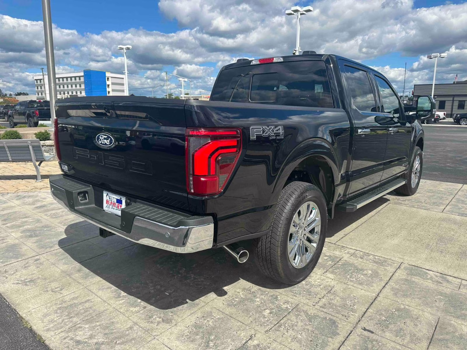 2025 AGATE BLACK METALLIC Ford F-150 LARIAT 4X4 Truck