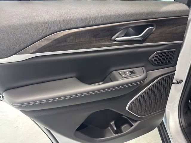 2026 Silver Zynith Jeep Grand Cherokee Limited 4X4 SUV