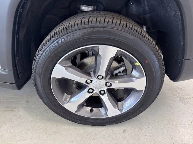 2026 Silver Zynith Jeep Grand Cherokee Limited 4X4 SUV