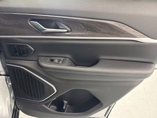 2026 Silver Zynith Jeep Grand Cherokee Limited 4X4 SUV